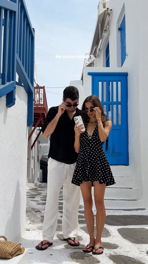 Need an affordable cameraman?🧐 we got you! No more failed couple shots with the Osmo Mobile 7!🤭
Link in bio✨

.

#phonegimbal #DJIOsmoMobile #DJIOsmoMobile7 #mykonos #couple