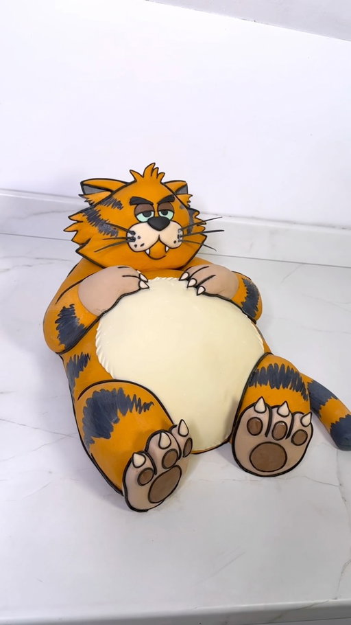 Alley Cats CAKE 🍰 I always cake icons…. And Gus is an icon! 😂 if you haven’t already, watch Alley Cats on Netflix!!! #alleycats #cake #cakes #cat @rickygervais