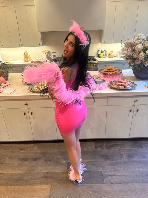 happy bday eve to meeee 🩷 i had my dream princess kitty bday night 🤭🩷🎀 my heart if so full 🩷🩷 i love my life and my friends