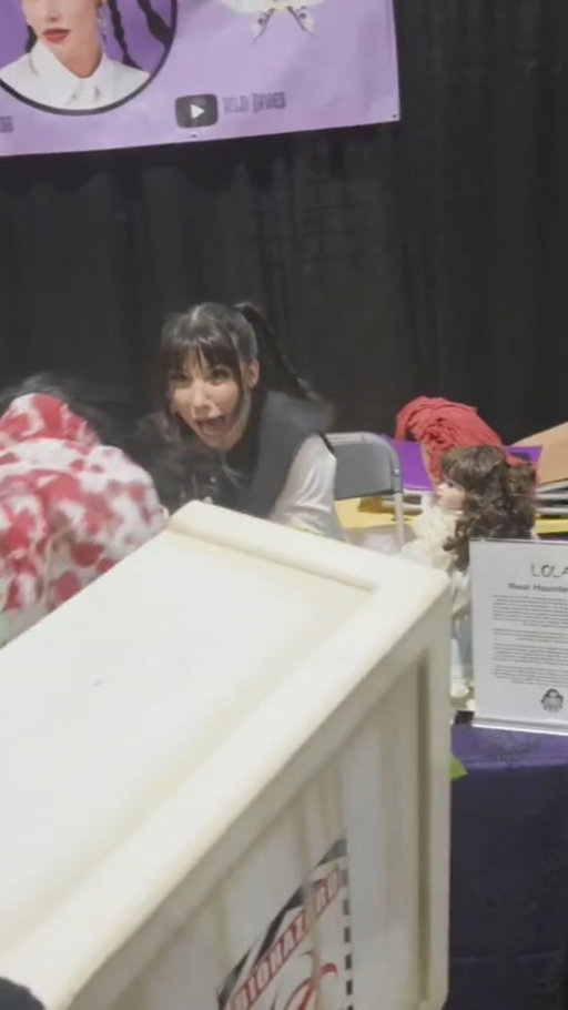 Gotcha!! Kelsi Davies didn’t see it coming! Biohazard Box Lunging Zombie Head at Midsummer Scream. VFXcreates baby!! #midsummerscream #fyp #Halloween #jumpscare #halloweencostume @kelsiidaviess @vfxcreates @midsummerscream