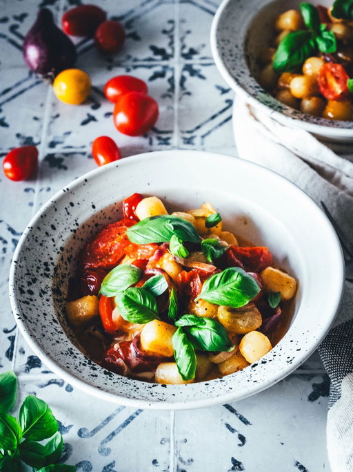15 Minuten Gnocchi Pfanne mit Tomaten und Mozzarella 🍅

Einen guten Start in die neue Woche! 🙋🏼‍♀️
Was ich jetzt im August besonders liebe, sind Tomaten. Die schmecken genau jetzt ganz hervorragend und ich bekomme nicht genug davon.
Was ich für die schnelle Feierabendküche besonders liebe, sind Gnocchi aus dem Kühlregal. Die sind wahnsinnig vielseitig einsetzbar und blitzschnell fertig.
Beides verbinde ich hier in einem absoluten Lieblingsrezept der schnellen Feierabendküche, das in nur 15 Minuten auf dem Tisch steht. So einfach und so lecker! 👌🏻

👉🏻 Kommentiert jetzt einfach
REZEPT
und ich schicke es euch direkt in den Posteingang! 🫶🏻
