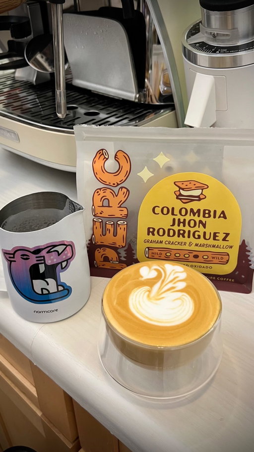 Swan art flat white with @perccoffeeroasters Outpost edition coffee 🦢🌲☕️

Another of those tasty coffees that make you fly on every sip, a Colombia advanced washed oxidado from Jhon Rodríguez (@jhonrodriguez.82 @fincarionegro_ ) that has that funkiness I love but milder with a kind-of toasted sugar note (maybe the marshmallow note labeled on the bag) that makes the cup more clean and still very enjoyable 👌🏼

Highlight the cool bag and Outpost mug design from @bradpraria that has received many compliments from friends and followers! 🪵🌲💪🏼

• Espresso machine La Seine X @maxims_coffee 
• Grinder DF54 @df64grinder
• Convex basket @ikape_espresso @ikape_products
• Vibratory tamper ET58 @ceraplus.global
• Funnel @miicoffee.shop 
• Imagine glassware @kruveinc
• Latte art pitcher @normcorewares 
• Dosing cup @loveramics.us @loveramics @loveramicsspain
• Balance Pro Scale @cocinarecoffee

🔗 Links in my bio for discounts and support to my channel 🫶🏼

#coffee #cafe #espresso #latteart #fyp