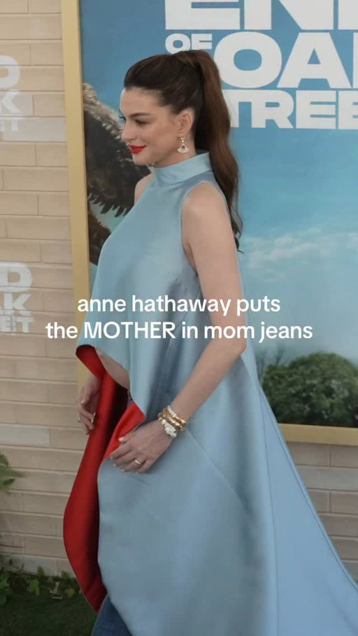 You’re cute jeans. #AnneHathaway gave us a movie star-casual bumpdate on “The End Of Oak Street” premiere red carpet. 👖