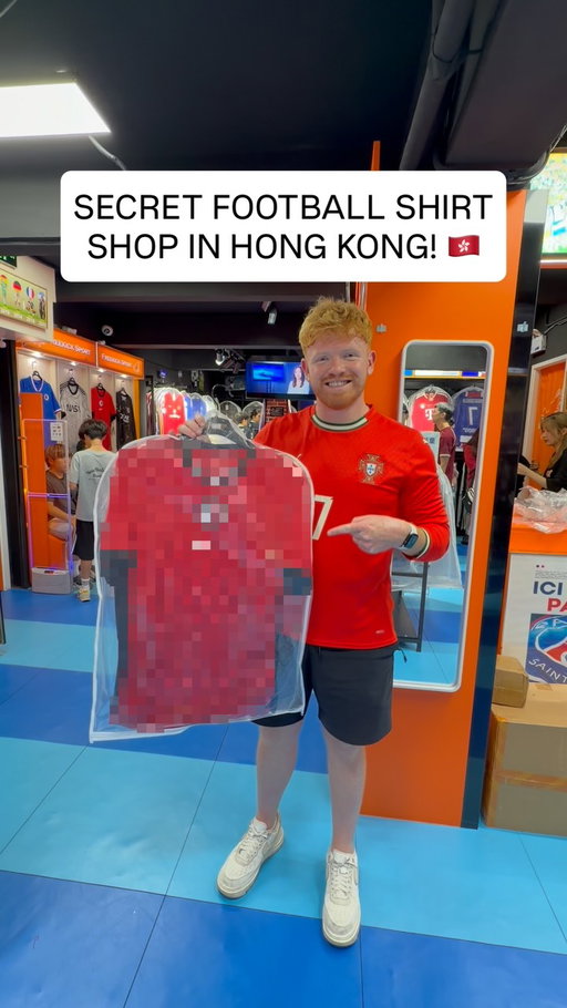 RARE FOOTBALL SHIRT HUNTING IN HONG KONG 🇭🇰 - this is one of the BEST football shirt stores I’ve ever seen!! 👕🤩
-
What classic football shirt would you pick up? 👀 #hongkong
