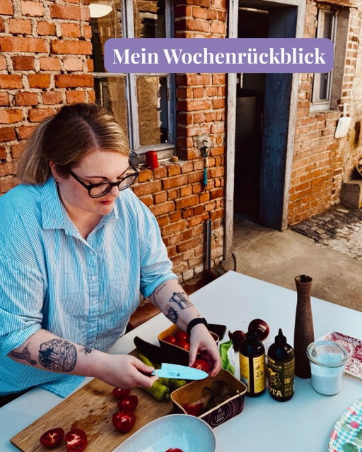 Das war meine vergangene Woche 😍

1. Kochen einfach mal nach draußen verlegt, macht richtig Spaß! Danke an @liv.matthiesen für das Bild 🫶🏻
2. Besuch im Verlag und da steht schon mein neues Airfryer-Buch! 🥳 Scheint ab Mittwoch lieferbar zu sein 🙌🏻
3. Habe mir vor 3 Wochen im Bio-Supermarkt den Zeh gestoßen und der tut immer noch weh... 🙃
4. Nicht ohne mein Abendbrot! @protvonalex ☺️
5. Spoiler: Nein. Ich glaub als Hauptbrille in Sehstärke ist mir das zu heikel mit Datenschutz 🫠
6. Hab mal wieder ein bisschen gestöbert, was es so Neues gibt 📖
7. @jemoes.farm bietet jetzt Hofboxen an – die hol ich mir persönlich ab! 😍
8. Bin im Himmel. Das ist alles so frisch und lecker und es gibt noch ganz tolle Rezepte dazu! Kauf ich wieder bei @jemoes.farm 🙌🏻
9. So oft dran vorbei gefahren, jetzt mal gehalten. Ein Eis-Automat von @eis_berger, irgendwo im Nirgendwo. Hab ein bisschen was zum Probieren mitgenommen und finde es so grandios lecker! Da stoppe ich wieder 🍦👌🏻
10. Ich liebe alles daran und „spiele“ wieder Private Chef oder Pastry Chef in meiner eigenen kleinen Küche 👩🏼‍🍳
11. Griechische Taverne mit anschließendem HITSTER zocken bei der Family. Großartig! 🥰
12. Hat mich wieder seeeehr abgeholt, absolute Empfehlung (und nicht nur, weil die Haupt-Charaktere Maja und Liv heißen...) ❤️

Diese Woche steh ich hauptsächlich wieder am Airfryer oder sitze am Schreibtisch – bis dann! 🙋🏼‍♀️
