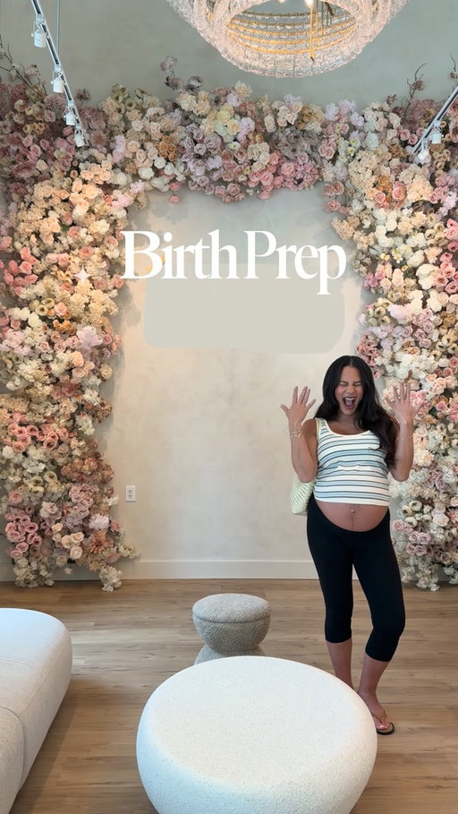 the breadsticks needed this 😭🎀 @elan.nails.brookhaven 

#pregnancyreels #thirdtrimester #pregnancyhumor #momtobe #pregnancyselfcare