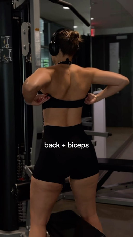 Favorite day of the week🔥⏳

1. Warm-up:
-Assisted pull ups (2x8-10)
2. Lat pulldown (4x8-10)
3. Seated cable row (4x8-10)
4. One arm bent-over row (4x8-10)
5. DB bicep curl (4x8-12)

#backday #backworkouts #routines #fitnesslife #gym