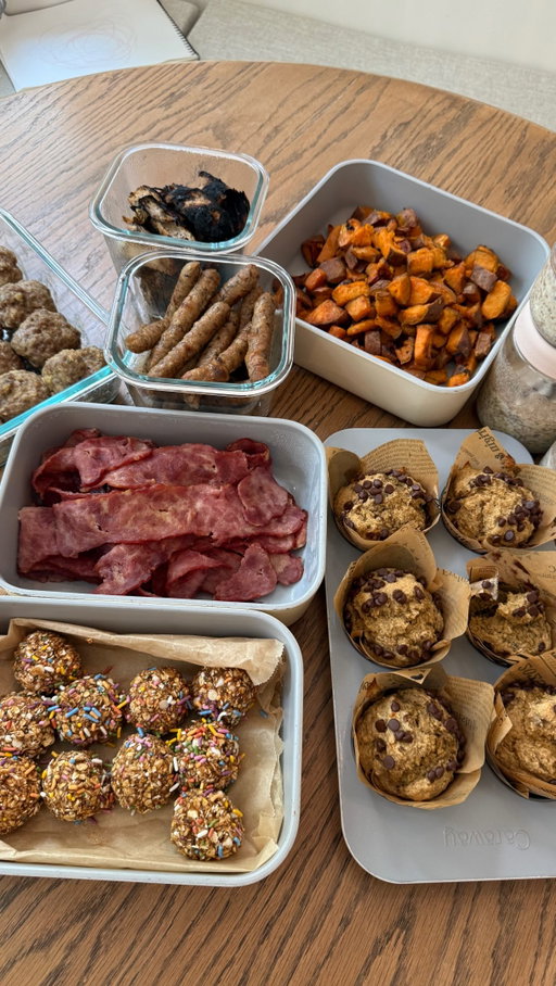 🌟Comment “PREP” and I’ll send you all the recipes from this week!🌟

MEAL PREPPING MY WAY TO FRIDAY: episode 1

I’m not a full meal prep girl, l’d rather prep a few high protein staples, easy breakfasts and snacks, and veggies we can mix and match all week. It makes eating at home sooo much easier!

Breakfast meat details:
Turkey bacon: 400° for 10-15 minutes
Chicken sausage: 400° for 15-20 minutes if fully cooked, or 20-25 minutes if raw, just make sure it reaches 165° Turn halfway, then broil for 1-2 minutes if you want that charrrr.

Also, everything is officially on Substack now!!!
All my recipes will always be saved in one spot, and you can find them anytime through the link in my Linktree🤍👀

#mealprep #mealprepideas #highprotein
#highproteinmeals #highproteinrecipe