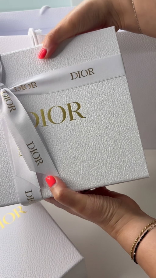 Dior unboxing 🎁 What do you think is in the bag at the end? 
@diorbeauty @dior @diorbeautylovers #diorific #diorunboxing #diorgift #diorbeautylovers