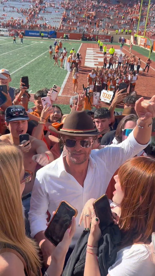 McConaughey def orders Snag 🤠

#matthewmcconaughey #utaustin #texas #texaslonghorns #texasfootball