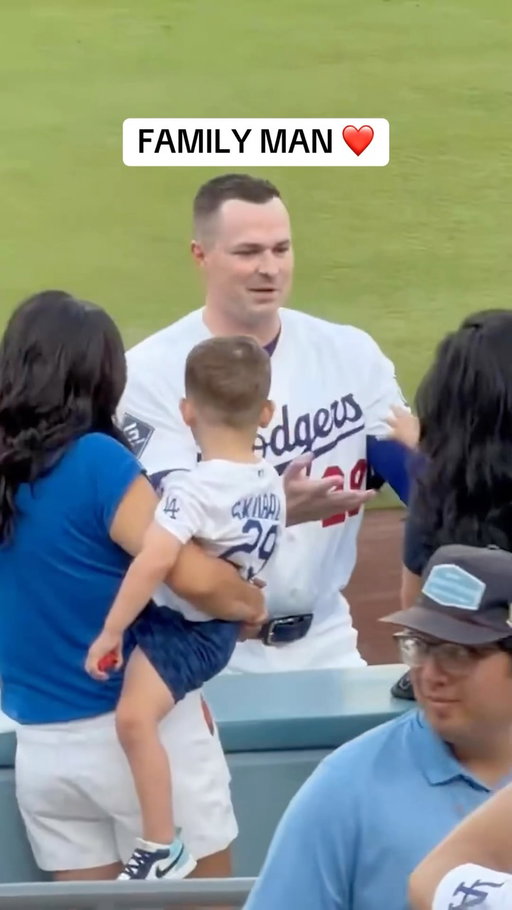 Tarik Skubal greets his family before his first start at Dodger Stadium 🥹

(via @fredocervantes)