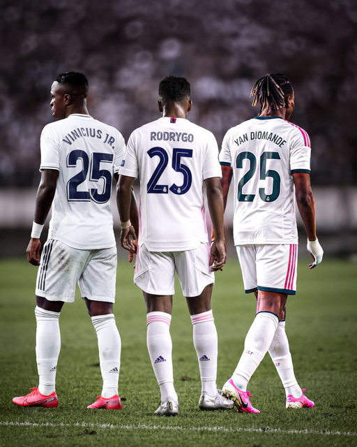 🚨⚪️ 𝐎𝐅𝐅𝐈𝐂𝐈𝐀𝐋: Yan Diomande takes on the number 2️⃣5️⃣ shirt for Real Madrid! 👕🇨🇮

New winger takes it after Rodrygo and Vinicius Jr who 𝐁𝐎𝐓𝐇 wore the number previously for the club, now ready for Yan ⚡️

𝐒𝐀𝐌𝐄 𝐍𝐔𝐌𝐁𝐄𝐑. 𝐍𝐄𝐖 𝐁𝐀𝐋𝐋𝐄𝐑. 🕺✨