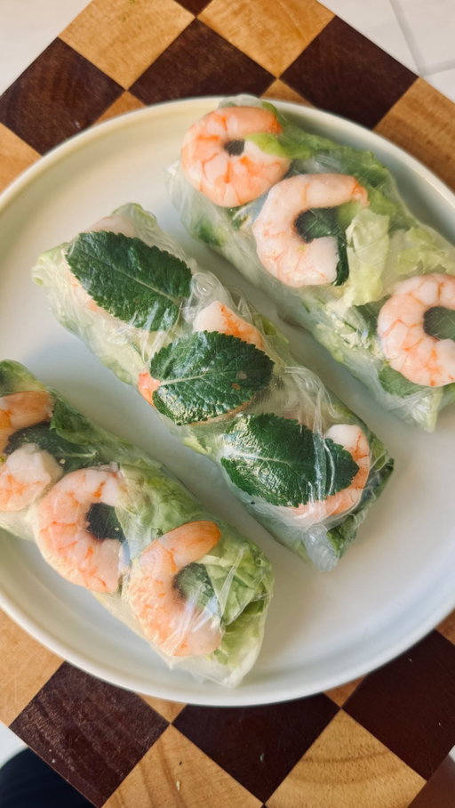 J’en rêvais 🤤🤤🤤🤤 sans cuisson et prêt en 15min 😎 

Rouleaux de printemps crevettes, concombre, menthe, avocat & sa sauce cacahuète 🥜 

#recettehealthy #rouleaudeprintemps #recettelegere