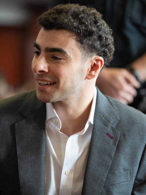 Luigi Mangione returned to court ahead of his New York murder trial, where the judge ruled that the jury will remain anonymous amid concerns about potential intimidation from his supporters. Tap the LINK IN BIO for more details.

#LuigiMangione
Photos: Getty
