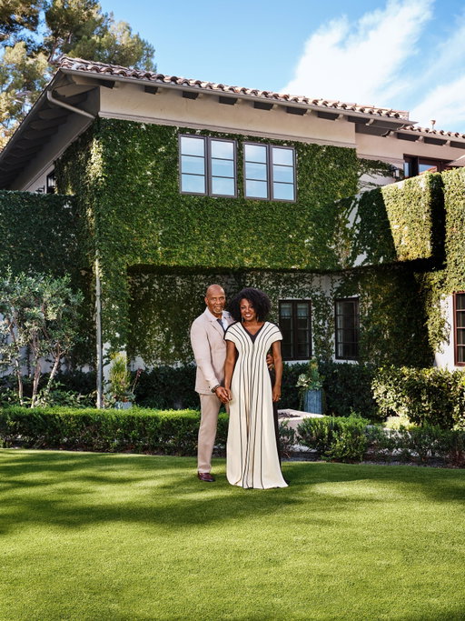 As actor-producer @violadavis celebrates her birthday today, AD revisits the 2023 tour of the home she shares with husband Julius Tennon. After shooting “The Woman King,” the couple was inspired by South Africa’s color and culture, so they brought in designer Michaela Cadiz (@michaelacadizinc) to brighten their formerly monochromatic living spaces. Cadiz filled the home with soothing, understated interiors punctuated by vivid artworks and decorative accents, making for the perfect mix of comfort and excitement. 

Tour their nurturing Los Angeles refuge at the link in bio. Photography @frankfrancesstudio; Interior Styling @amykchin; Words @mayer.rus