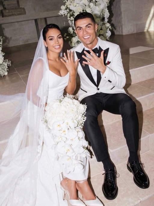 😁💍 𝐇𝐞𝐫𝐞 𝐰𝐞 𝐠𝐨! Cristiano Ronaldo and wife Georgina are now 𝐦𝐚𝐫𝐫𝐢𝐞𝐝, congratulations to them 👰🏻‍♀️🤵🏼‍♂️💞