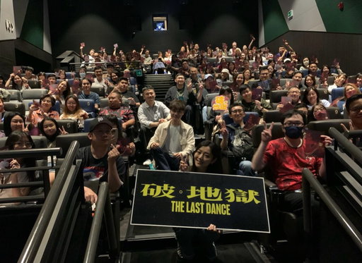 文玥：

回到家，把獎座放下來的這一刻，我才覺得可以安靜地跟你說幾句話。

回想起第一次讀劇本的時候，我就覺得你這個人真的很硬。明明心裡裝了那麼多事，偏偏一句都不肯好好說。你想幫爸爸，想接住家裡的事，也想證明自己一樣做得到，可是有些事情，好像從一開始就沒有預留你的位置。那時候我很心疼你，也有一點不服氣。後來真的成為你，我才慢慢發現，你在意的可能從來不只是一件喃嘸袍，或者能不能拿起法器。你只是很想爸爸有一天可以看著你，認認真真地告訴你：我知道你做得到——這句話，你等了很久。

戲拍完了，你留給我的一些東西，好像沒有跟著那一天一起結束。做演員這些年，我也有過很多不知道答案的時候。會想自己做得夠不夠好，會想下一個角色在哪裡，也會想有些一直等著的事情，到底會不會有結果。所以演你的時候，有一些心情，我不敢說我完全明白，但我好像可以離你越來越近了。

今天拿到這個獎，很多人跟我說恭喜。我當然很開心，也很感激。只是安靜下來以後，我一直想到你。從遇見你，到今天，已經走了很長的一段路。一路上有這麼多人願意認識郭文玥，願意記得她，對一個演員來說，是很難得的事。

我不敢說是我成就了你。反而很多時候，是因為你，我才有機會走到一些以前沒有走過的地方，看見一些以前沒有看見的自己。所以這個獎也想留一個位置給你。

謝謝你，文玥。謝謝你讓我陪你走過那一段路，也謝謝你陪我走了這麼久。你曾經那麼想得到一句認同。現在我只想跟你說：文玥，辛苦了，我們繼續往前走。