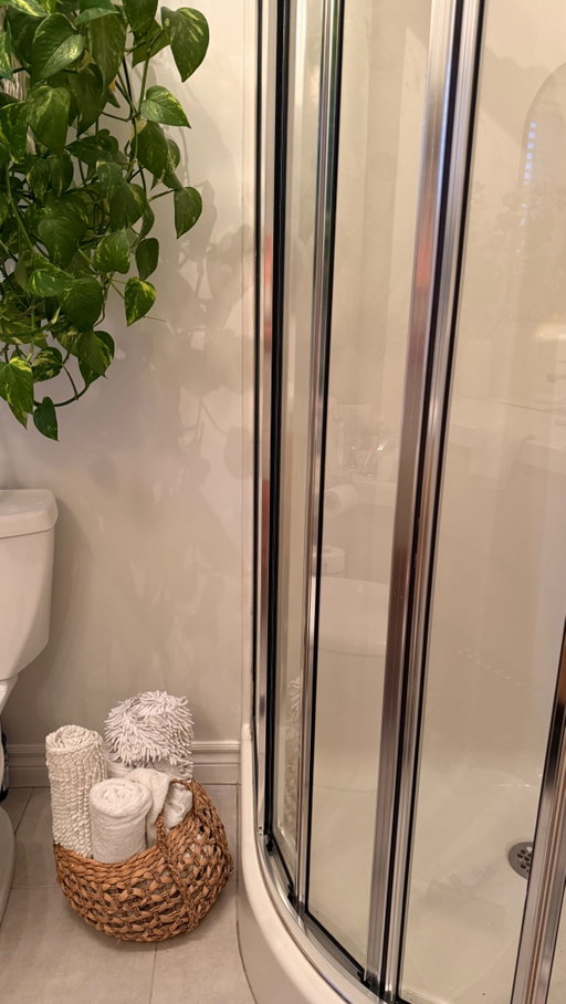 Commente : ménage 
Pour avoir mes indispensables!!! 
C’est ça un gros ménage de douche !! J’aurais deux mots à dire à l’inventeur de cette douche avec autant de racoins 😂😂😅
