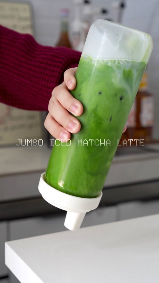 15g because apparently self-care has a measurement now 🙂‍↔️🍵

before anyone judges me…i’m actually sharing this with my family hehe! 

— 250-300ml milk
— 2-3pumps/ 10-20g sweetener
— Pour your matcha 

For matcha ; 
— Sieve 15g of matcha
— 110ml of water [ < 80’ ] 
— [ 50ml room temp for paste + 60ml hot water]
— Whisk until it fully dissolved

#jumbomatcha #reels #explorepage #foryou #homecafe