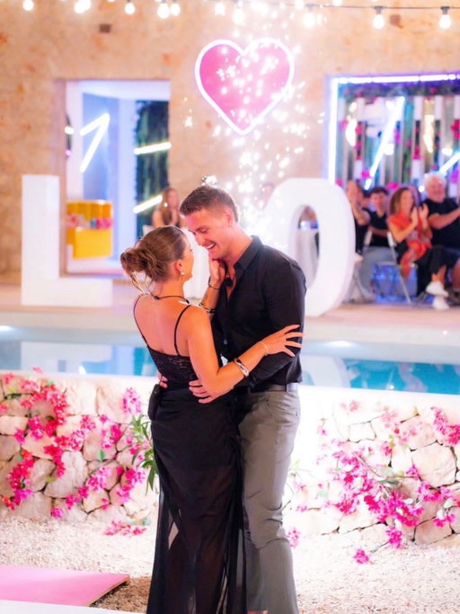 A year ago today I was sitting in a hotel waiting to walk into the Love Island villa with absolutely no idea what was about to happen 🥹

Little did I know this experience was about to completely change my life. I met some of the most amazing people, met my best friend and somehow the universe brought Kye and I back together once again 🤍 Definitely didn’t think I’d be walking out of there with my ex as my partner hahaha but I’m so grateful for the way everything worked out for us. So many memories, friendships and moments I’ll never forget. What a crazy bloody year 🥹 Forever grateful for this experience and everyone who came along for the ride 🤍🌴

On my way to Spain 🇪🇸 ✈️

Us chilling in the hotel before entering the villa 🧸 @jamieleehersol

Got to have a sneak peek of the beaches in Mallorca🌊👙🏝️

Seconds before walking through those doors into an experience of a lifetime 🥹🏝️

When the tables turned😭

Soaking up the sun when times were tough 💕

Kye and I starting to catching feelings 🦎

Movie night with my Bestie @gabrielleemccarthy

In the clurb day after finals. First day out of the villa in four weeks all together 💕 this was the best night of our life.

Celebrating our win with our favourite people 🥳🥹💕

Flew straight back to see @gabrielleemccarthy in the Gold Coast a week after coming home from being in the villa for 4 weeks together 🥹💕💕💕

Spending so much quality time with hubby 💕💕

We had separation anxiety so we kept flying to see each other 😂
