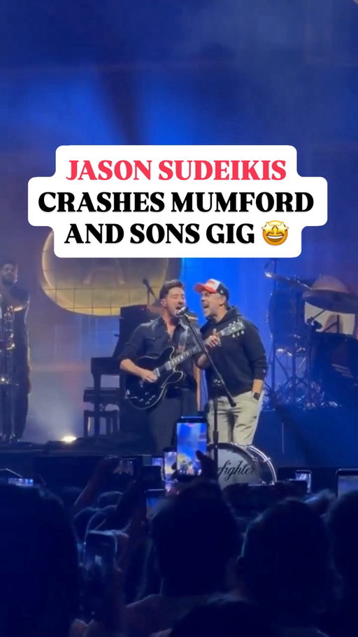 Just Jason Sudeikis and Marcus Mumford singing the Ted Lasso theme together in New York City 🤩

📹 @livenationnyc