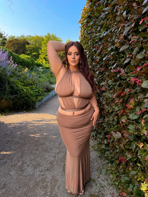 @FashionNovaCurve • big goddess energy 🐍✨ #ad 

wearing the “Ariella Embellished Cut Out Skirt Set” from @FashionNova