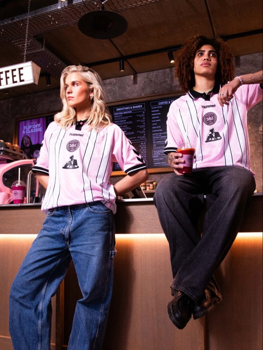 A lineup inspired by the Danish National Team & the routines behind every great performance. The Danish Dynamite Juice is the pre-match routine, the Power Play Shake is the post-match comeback 🚀⚽️

Developed with The Danish Football Association & their team’s nutritionist. Only available in Denmark 🇩🇰

Plus, for super fans, the limited edition pink JOE x DBU jersey is available in the JOE app - represent the colors!