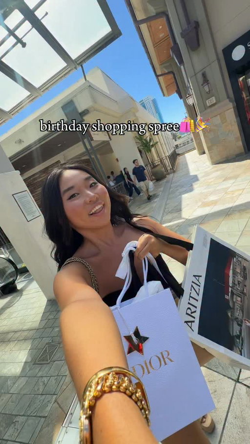 birthday shopping spree🛍️🎉 #shoppingspree #shoppingvlog #hugemall #livinginhawaii #hawaiivlog @dior @aritzia @coach @alamoanacenter
