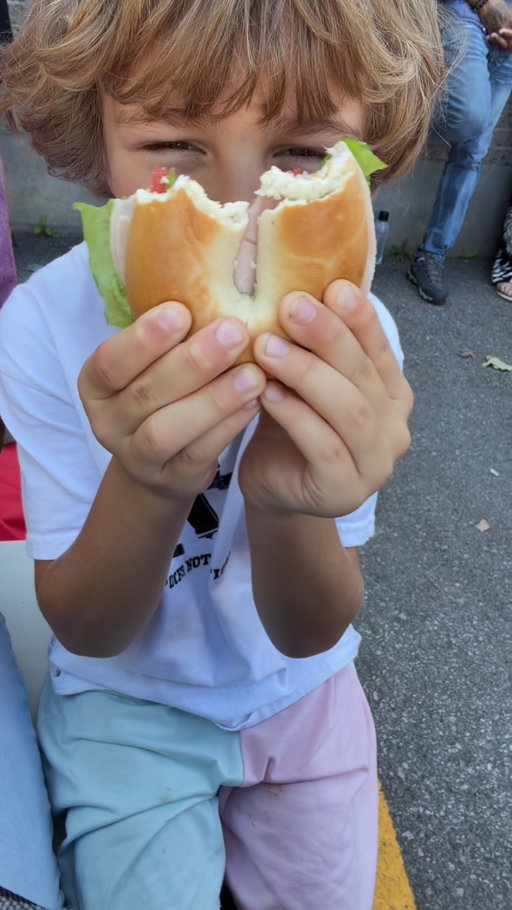 Trois enfants = trois commandes différentes. 😅🥪. Qui relate?

J’aimerais tellement vous dire que préparer les lunchs prend 5 minutes chez nous… mais entre celui qui veut un sandwich ultra simple, celle qui le préfère d’une autre façon et celui qui change d’idée à la dernière seconde… disons que c’est rarement de tout repos! 😂

Ce que j’aime, c’est que @boulangeriegadoua offre une belle variété de pains, alors je peux facilement adapter les lunchs aux goûts de chacun. 💙

Et petit plus pour la rentrée : Gadoua et le CF Montréal ont collaboré pour créer un packaging en édition limitée, alors gardez l’œil ouvert lors de votre prochaine épicerie! ⚽️ C’est disponible dans les épiceries suivantes: Maxi, Provigo, Walmart, Metro, Tigre Géant et Dollarama🙋🏼‍♀️

Maintenant que les lunchs sont prêts… il ne reste plus qu’à courir entre les spectacles, les pratiques et les activités des enfants! 🙈

#Publicité #Gadoua #CFMontréal #Rentrée