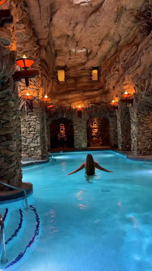 This is the Omni Grove Park Inn & Spa in Asheville, NC. If this isn’t on your list, it’s an absolute MUST! Check out my previous video for my full Asheville Itinerary.🤎

@omnigrovepark 

#omnigroveparkinn #spa #ashevillenorthcarolina #travel #solotravel
