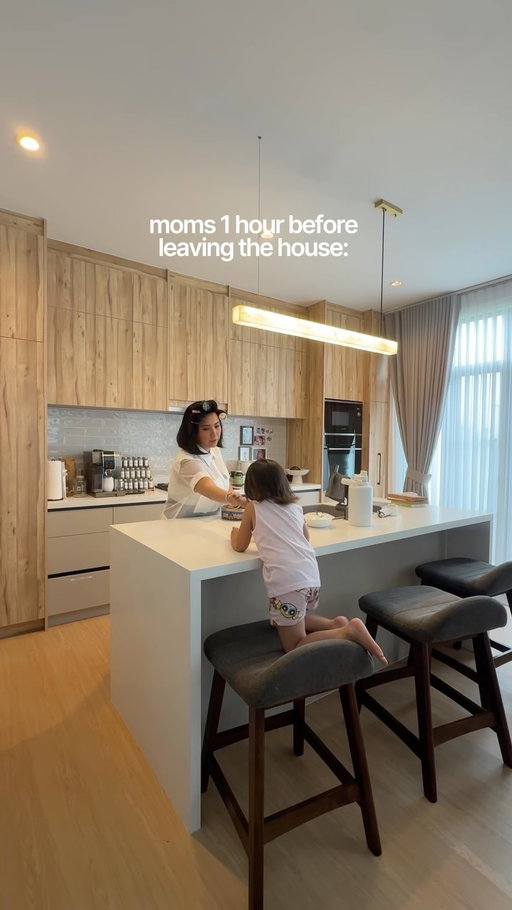 Tag a mama who’s like this 🙋‍♀️

It’s my first work day out after 5 months! So it’s me planning out and trying to fix everything before leaving. 🙌

Most of the time, we spend it all fixing their stuff... and end up with zero time to cook and eat. Which is exactly why I love that I can get healthy, nutritious meals through @superhealthee via Grab even on the most rushed mornings.

Before work started, I had their Double Protein Chicken Sisig with Brown Rice, Chicken Caesar Wrap, and Mango Probiotic Cooler for breakfast, and Banana Bread as my treat after work. 💚

If you’re always on the go, Super Healthee is definitely worth trying. They’re available on Grab and Foodpanda!

#TheTrivinos #HealthyFoodPH #FoodiePH #SuperHealthee