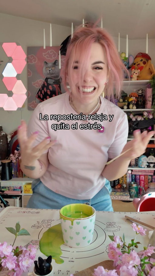 ✨ La repostería relaja y quita el estrés 😂 sobre todo en verano cuando hay ola de calor.

Sé que os gustan los detrás de las cámaras 🤭, aquí intentaba hacer un dibujo directamente hundiendo el postre en chocolate, el que más bonito había quedado… salió volando 😂

Algún día haré recopilación 

#recetasburpee_vet #postres #recetas