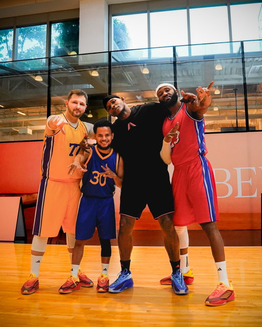 Ant ran into some familiar faces in Manila 👀