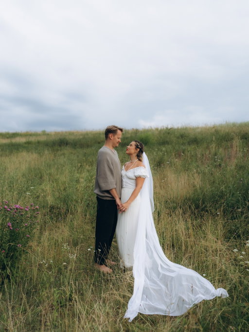 Mums šodien 10. kāzu gada diena 🤞🏼

No malas noteikti šķiet, ka mums viss ir tik labi, dzīvojam saticībā, bez liekām&lielām drāmām, ar max iejūtību viens pret otru, un viss allaž ir pa smuko. Bet te es apstāšos un jūs nomierināšu, jo tā pavisam noteikti nav. Vismaz ne katru dienu, un es arī negribētu. Mēs audzējam to, kas mums ir. Un ir arī strīdi, kāds dusmīgāks vārds vai aizcirstas durvis, taču tas mums ļauj augt plašumā un kopā būvēt dzīvi.

Man ir laimējies vislabākajā loterijā, kāda jebkad bijusi. Es esmu izvilkusi džekpotu, un tam ir vārds - Nils. Es nekad nebeigšu atkārtot, cik ļoti man ir paveicies, ka viņš ir mans. Katru dienu varu mosties viņam blakus, just viņa rūpes, silto plecu, atbalstu it visā.. pat pirms desmit gadiem, kad teicu, ka būšu jūtubere - arī tad viņš neteica nē, bet bija gatavs par pēdējo naudu man nopirkt kameru un gaismas. If this isn’t true love, then what is?

Mūsu desmit gadi laulībā ir palidojuši zibensātrumā.. pie kāda sestā, septītā bija jāpadomā, kurš tad īsti ir.. Neticas, ka pirms desmit gadiem viens otram teicām “jā” un joprojām viens par otru tā arī jūtamies. 🥹

Mums ir tik daudz skaistu atmiņu kopā, tik daudz neizdzēšamu prieka mirkļu, kurus gribētos ieskrāpēt katrā akmenī. Un tā mēs katru dienu turpinām to mūsu atmiņu albumiņu pildīt, tikai jau esot četriem. Meitenēm rādām, kā mamma&tētis viens otru mīl, ka tāda love patiesi eksistē un to ir iespējams noķert, paturēt un nosargāt.. tas nav viegli, nebūt.. bet tas ir iespējams! 🫶🏼

Paldies, ka esmu tava :))
Un tu mans.

🤍

skaistos un agros rīta kadrus notvēra @renategudele.ph ✨📸

#rožukāzas
#desmitākāzujubileja