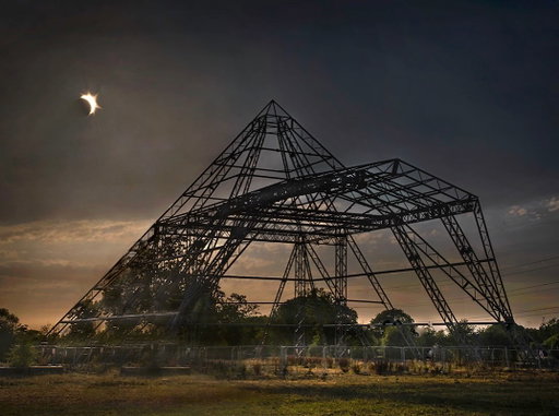 Eclipse magic here on Worthy Farm last night, spectacularly captured by Barry Cawston and Nathan Kelly. 

#eclipse

📷 @thedrugstoredetective @barrycawston.r.w.a @nathandrugstoredetectiveagency @thedrugstoregallery
