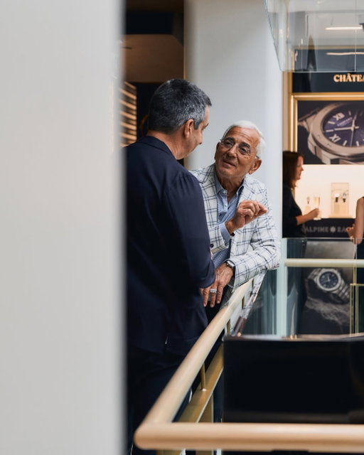 Generations of expertise, timeless craftsmanship, and a passion that continues to shine.

.

Des générations d'expertise, un savoir-faire intemporel et une passion qui ne cesse de rayonner.