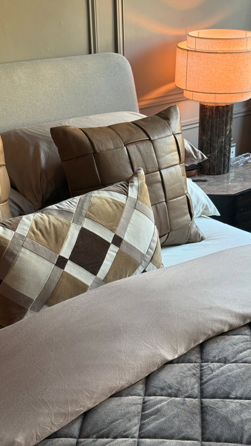 How to make your bed look like a luxury hotel ✨

Comment “BED” and I’ll send you the link to everything I use 🛌

This time we’re doing the full hotel-style bed setup: fitted sheet, flat sheet, hospital corners, an oversized duvet and layered cushions to make the bed look fuller, softer and more expensive.

One of the easiest ways to get that luxe hotel bed look at home is to size up your duvet — double bed → king duvet, king → super king, super king → emperor.

And yes, I finally added the flat sheet 😂

Save this for your next bedding refresh 🫶🏾

duvet, pillows, covers, cushions & sheets @marksandspencer 
bedspread @dunelmuk 

sharrycramond 
#homedecor #interiordesign #luxurybedding