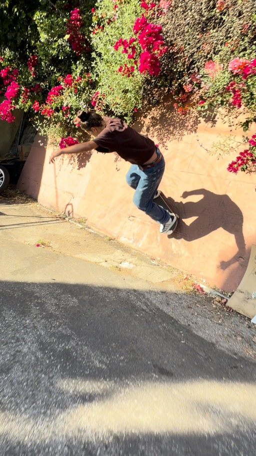 @mariahduran_ gettin' busy in the streets.

Oh dudes! She rides for @vinylskateco now!!!

#startsmallgobig