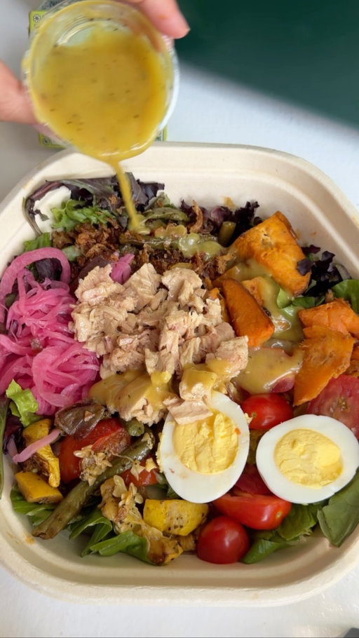 #sweetgreenpartner Was NOT expecting that when @sweetgreen x @fishwife asked if they could drop off lunch 👀🎣 The Fishwife Nicoise Salad is bringing East Coast summer to Sweetgreen and you don’t want to miss it!