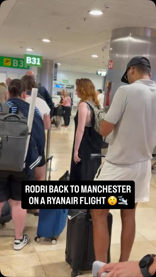 😬 Ballon d’Or, World Cup winner, also 2026 World Cup Player of the Tournament… but 𝐒𝐓𝐀𝐘𝐈𝐍𝐆 𝐇𝐔𝐌𝐁𝐋𝐄 💆🏼‍♂️🛩️

Here’s Rodri boarding on Ryanair flight to Manchester 👋🏼🇬🇧
