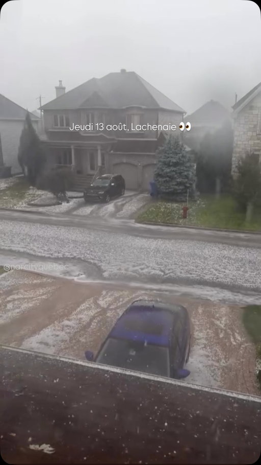 La météo instable au Québec est clairement le sujet de l’été, et Dame Nature avait encore quelques surprises en banque pour nous. 

Le jeudi 13 août, les résidents et résidentes de la Rive-Nord de Montréal, dans le secteur de Lachenaie, ont eu d’importantes chutes de grêle, avec des grêlons pouvant atteindre la taille d’une pièce de monnaie. 🤯

Vidéo filmée vers 14h30 à Lachenaie.

📹 : @gigi.in.mtl 

#narcityquebec #mtlblog #meteoauquebec
