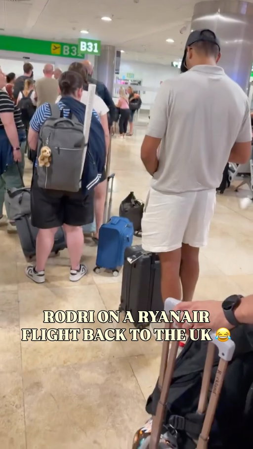 RODRI FLIES RYANAIR 😂🤔

BBC Manchester presenter @kippaxgirlemily captured the World Cup winner waiting to board a Ryanair (Irish and UK equivalent of Spirit Airlines) flight from Madrid to Liverpool, as the Golden Ball winner looks to return to Manchester City training this week.

Have to respect a world-class footballer on £220k a week still looking to save some money on flights 💰