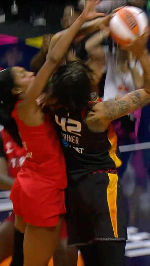 THAT’S WHAT WE CALL DEFENSE 🥶

Angel Reese gets the rejection, then rips the rock away for the steal.

ATL-CON | League Pass | WNBA Rivals Week | @ally