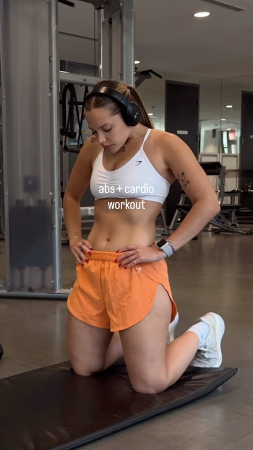 I have this abs and cardio workout on repeattt😮‍💨

3 Sets
20 In and outs 
20 Toe taps
20 Russian twists
20 sec rest
10 Weighted suitcase crunches
10 Single leg v up
40 sec Weighted Plank

15 min sprint workout 
40 sec walk 
40 sec running

#fitness #absworkout #cardio #core #workouts ut