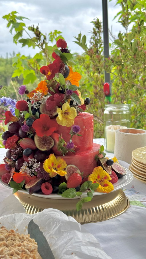 The dessert table trick I pull out every summer: a watermelon “cake” dressed up with nasturtiums, figs, grapes, and berries. No baking required — just a sharp knife and a good eye for florals. Lakeside version, and I think it might be my favourite one yet 🍉🌼

#WatermelonCake #EdibleFlorals #FruitDisplay #SummerEntertaining #NoBakeDessert