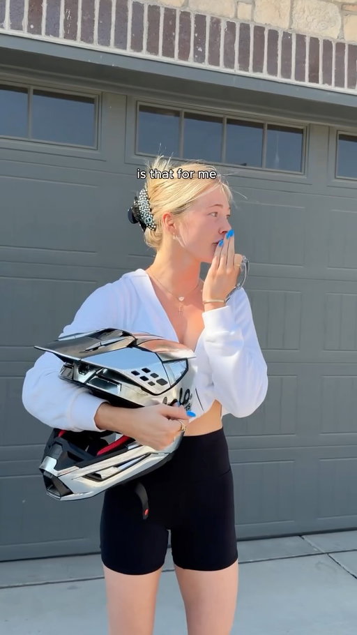 (Part 3/6) Christmas came early for our girl @ryleearnold1 🎄🏁

Next stop: surprising a few more of the incredible partners who ride with Lola. Because Christmas in August is all about gifting to the people who make Lola what it is.

CHRISTMAS IN AUGUST — 08.20 · 9AM MDT