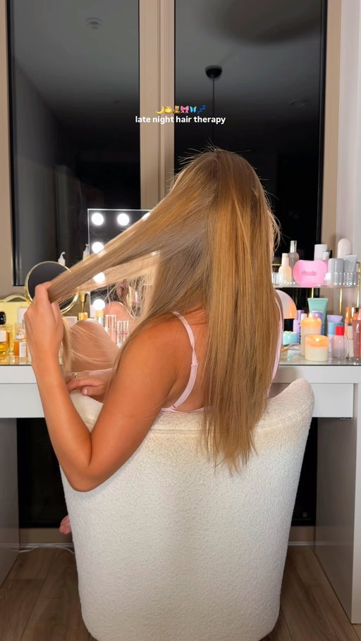 late night hair therapy 🌙🍯🧸🎀🦋💤

products
@kerastase_official blond absolu shampoo*
@kerastase_official blond absolu conditioner*
@soldejaneiro delicia drench shower oil*
@tangleteezer detangler brush*
@typebea overnight boosting peptide serum*
@gisou honey milk active repair leave in conditioner mist*
@cloudninehair airshot pro*
@lorealparis elvive extraordinary oil*
@theouai st barts hair + body mist*

(*pr products)

#hairgloss #hairglowup #haircare #hairroutine #haircareroutine