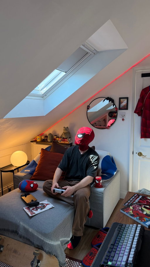 swinging away from my problems straight into game night 🎮

#apartmenttherapy #roominspiration #bedroomideas #spidey #ledlights