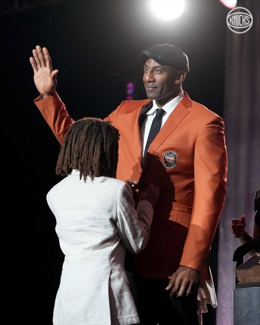 Amar’e starting off Hall of Fame Enshrinement Weekend right 🙂‍↕️