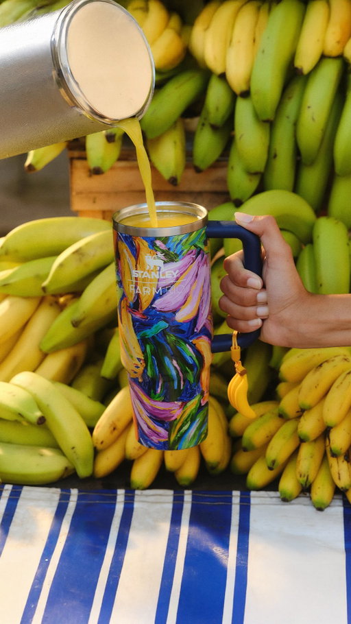 Com água de coco, suco da fruta ou mate gelado, celebramos o frescor de sentir o Brasil. 

Pour in your coconut water, fruit juice, or iced mate and drink to the freshness of Brasil.